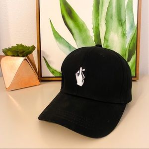 Black Hallyu Finger Heart Cap🖤